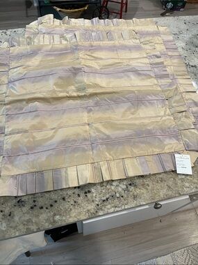 Ethan Allen silk pillow
Shams(2)